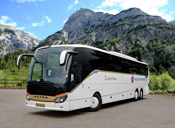 voorbeeld reizen met een touringcar bus